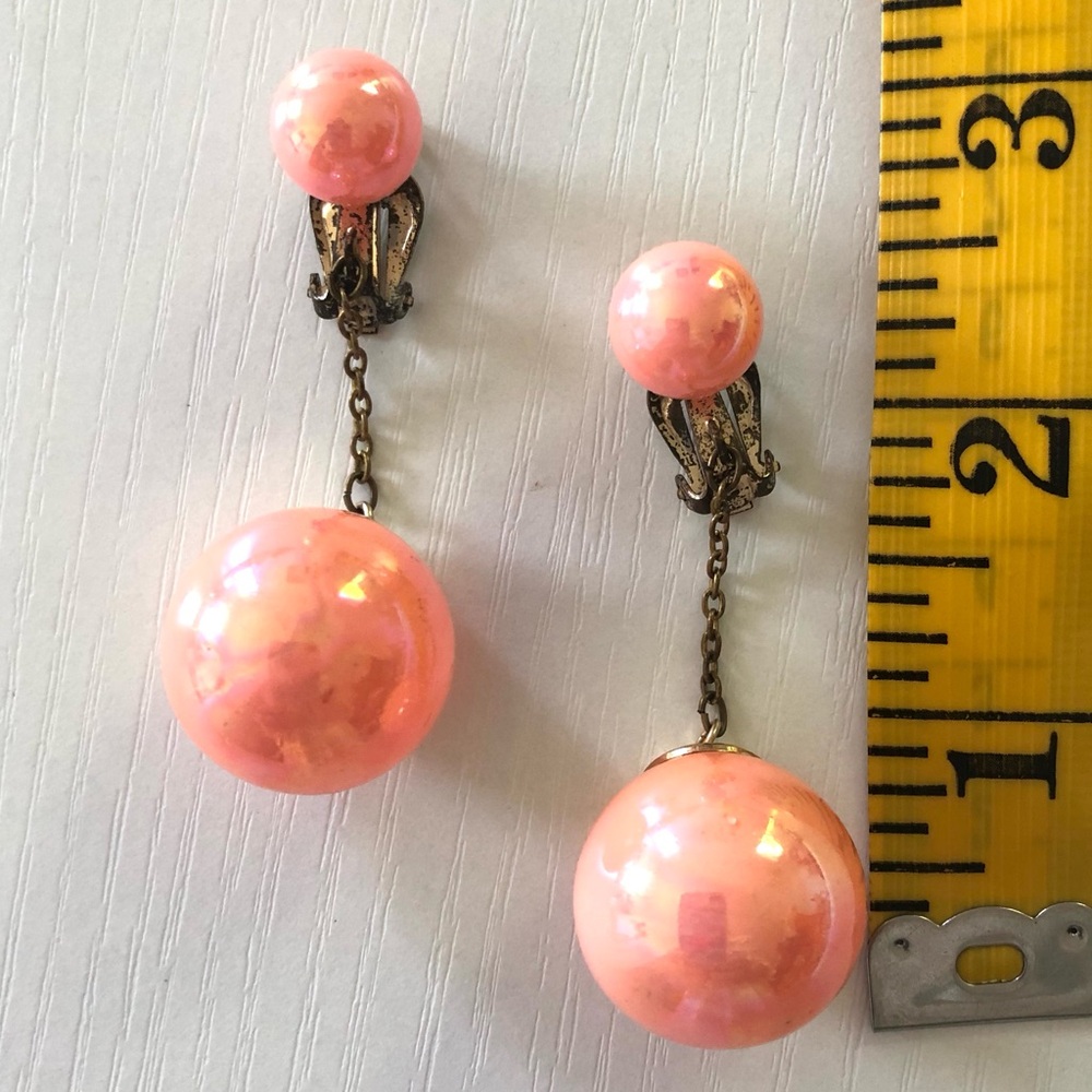 VTG 1960s drop earrings, XLG opalescent peach Pearl on chain clip on Lightweight - Picture 9 of 9